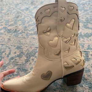Women's Heart Embellished Cream Cowboy Boots